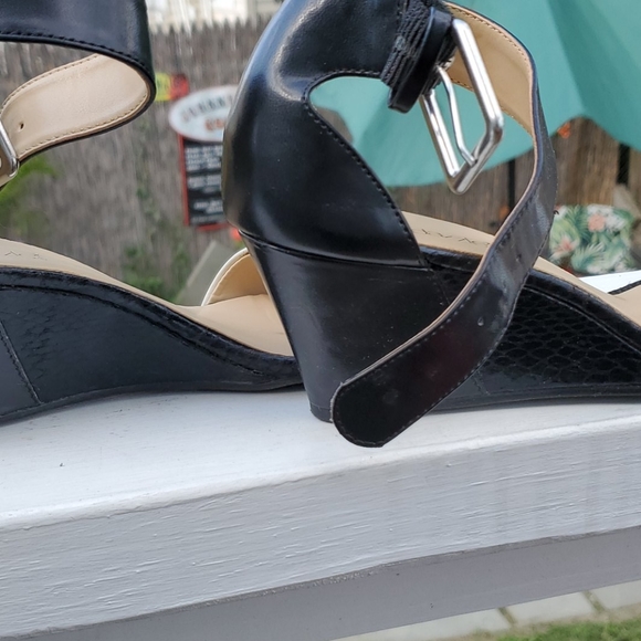 Black and white strappy wedges - Picture 5 of 10